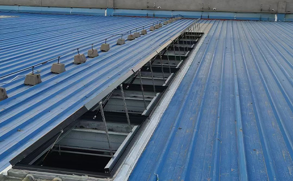 某城市大型商业综合体中庭崇信排烟窗工程