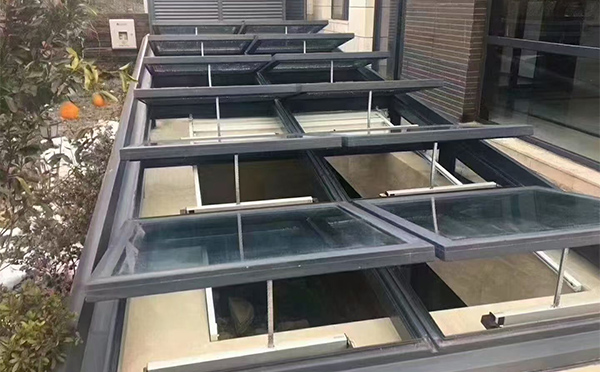 某轨道交通车辆维修车间崇信排烟窗应用