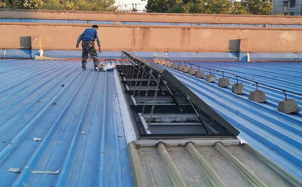 某区域性物流仓储中心崇信排烟窗系统安装项目