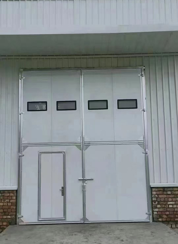 崇信工业门在设备装配车间出入口的实施记录 崇信工业门在设备装配车间出入口的实施记录